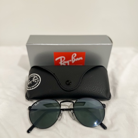 Rayban Sunglasses - New Round in black - Picture 1 of 3